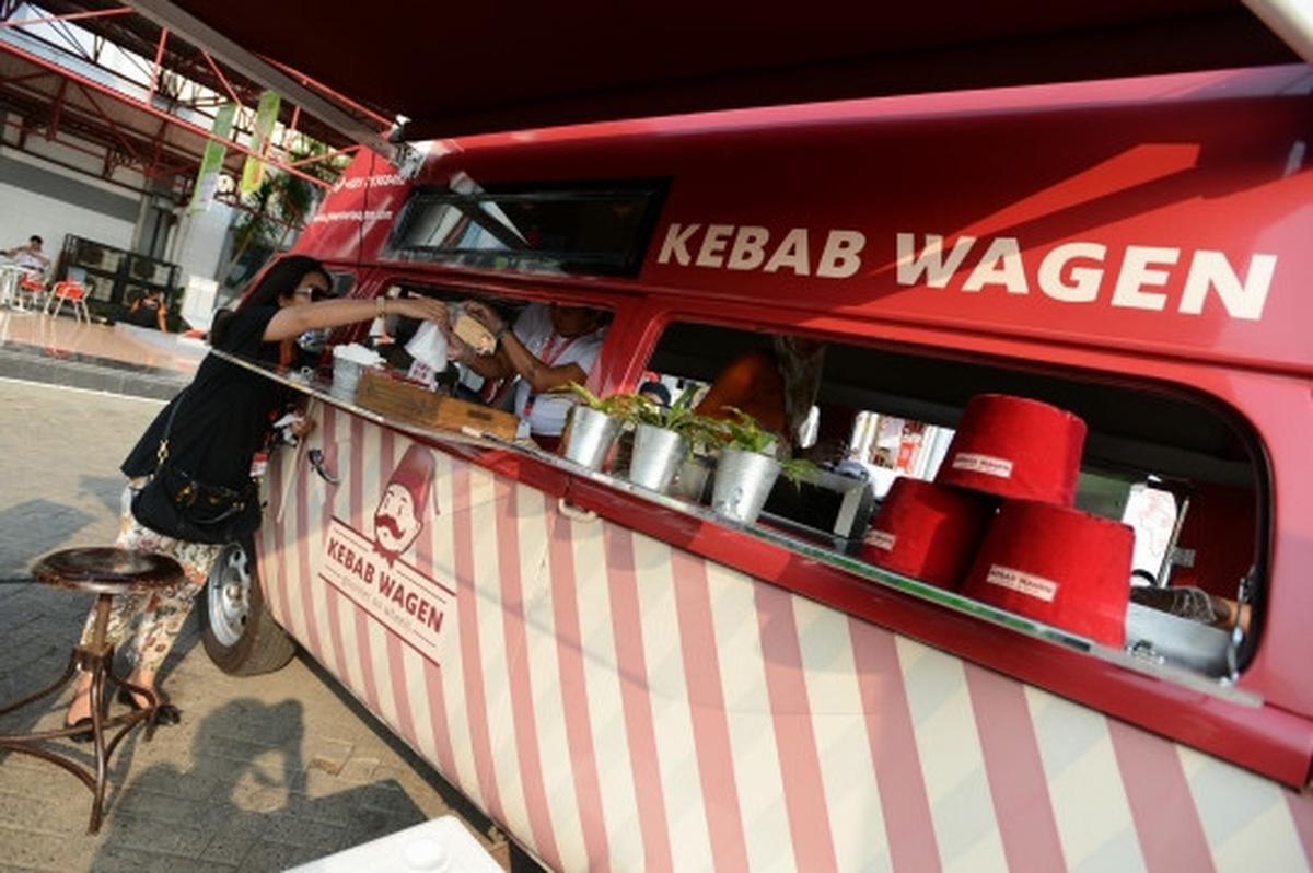 Menikmati kuliner unik food truck di IIMS 2015