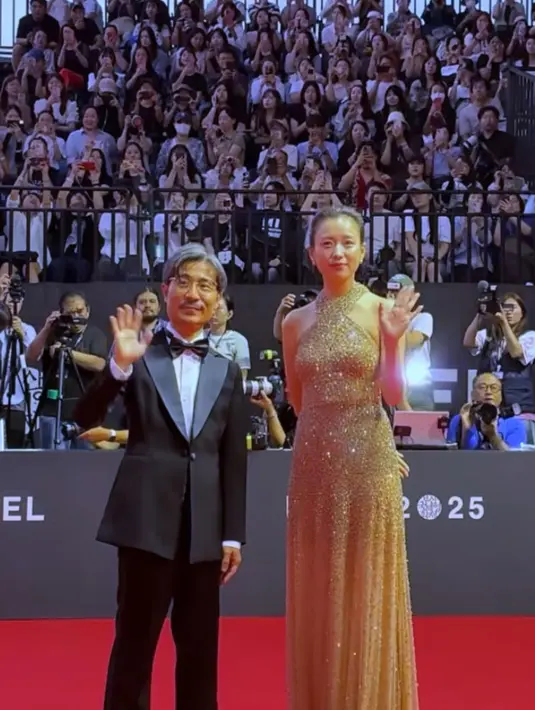 <p>Han Hyo Joo tampil memukau di red carpet mengenakan long dress warna gold ombre yang dihiasi beads. Dress model cross neck ini dibuat oleh Neem Khan seharga RP100 jutaan.&nbsp; [@voguehongkong]</p>