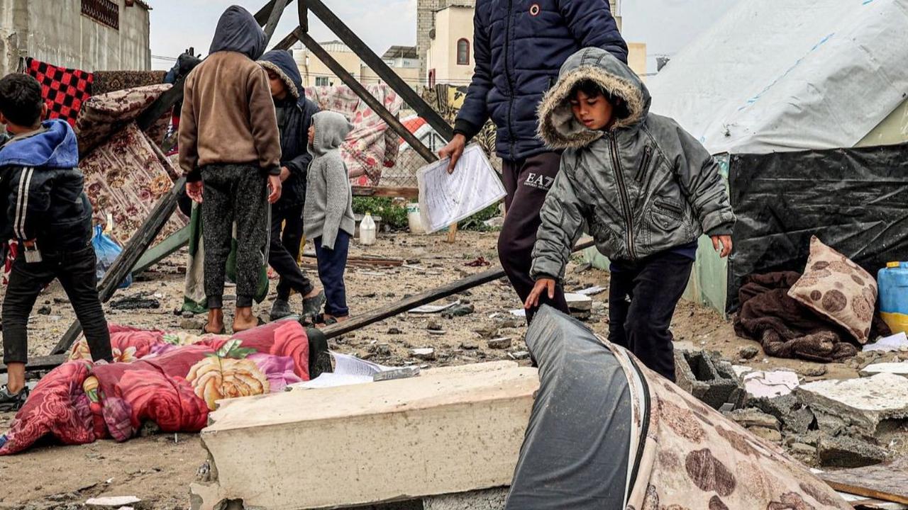 Di kota Rafah, tercatat ada 14 orang tewas dan puluhan lainnya terluka dalam serangan udara Israel yang menghantam beberapa kamp pengungsi, rumah dan apartemen. AFP Photo<br>
