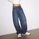 Setelah sempat dianggap unik, barrel jeans kini semakin mudah ditemukan dan mulai menjadi pilihan untuk gaya sehari-hari. (Foto/Dok: Stradivarius)