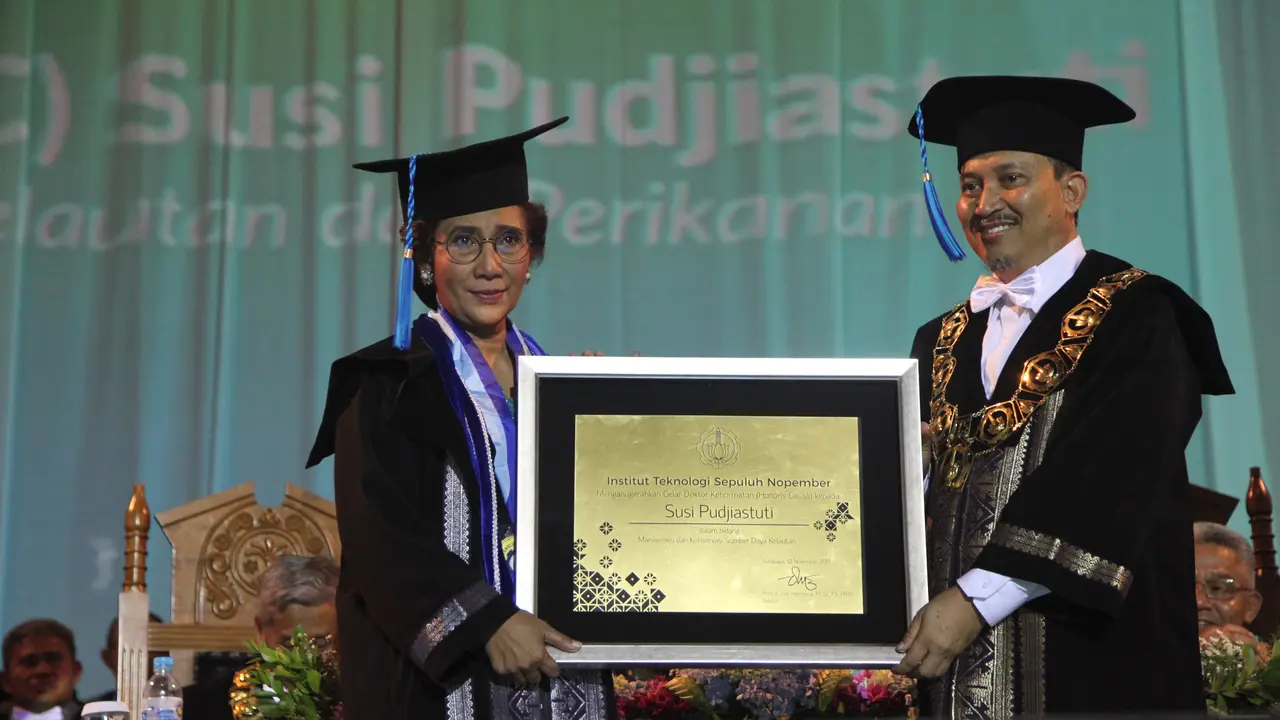 Menteri Susi Menangis Terima Doktor Honoris Causa dari ITS