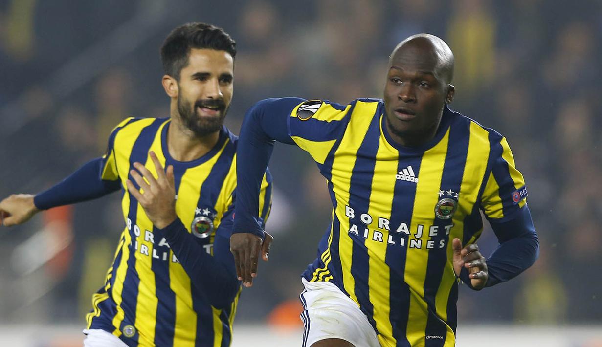 Striker Fenerbahce, Moussa Sow, merayakan gol yang dicetaknya ke gawang Manchester United pada laga Liga Europa di Saracoglu Stadium, Turki, Kamis (3/11/2016). MU kalah 1-2 dari Fenerbahce. (Reuters/Murad Sezer)