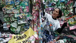 Unjuk rasa ini bagian dari aksi "Kembali ke Pengirim" yang dilakukan aktivis Greenpeace Indonesia. (Yasuyoshi CHIBA/AFP)