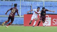 Gelandang PSM Makassar, M Arfan (kanan) berebut bola dengan gelandang Borneo FC, M Sihran dalam laga matchday ke-3 Grup B Piala Menpora 2021 di Stadion Kanjuruhan, Malang, Rabu (31/3/2021). PSM bermain imbang 2-2 dengan Borneo FC. (Bola.com/M Iqbal Ichsan