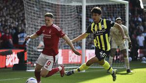 Elliot Anderson dari Nottingham Forest, kiri, menggiring bola sambil dihadang oleh Abdukodir Khusanov dari Manchester City dalam pertandingan Liga Inggris antara Nottingham Forest dan Manchester City di Stadion City Ground, Nottingham, Inggris, Sabtu, 8 Maret 2025. (Foto AP/Rui Vieira)