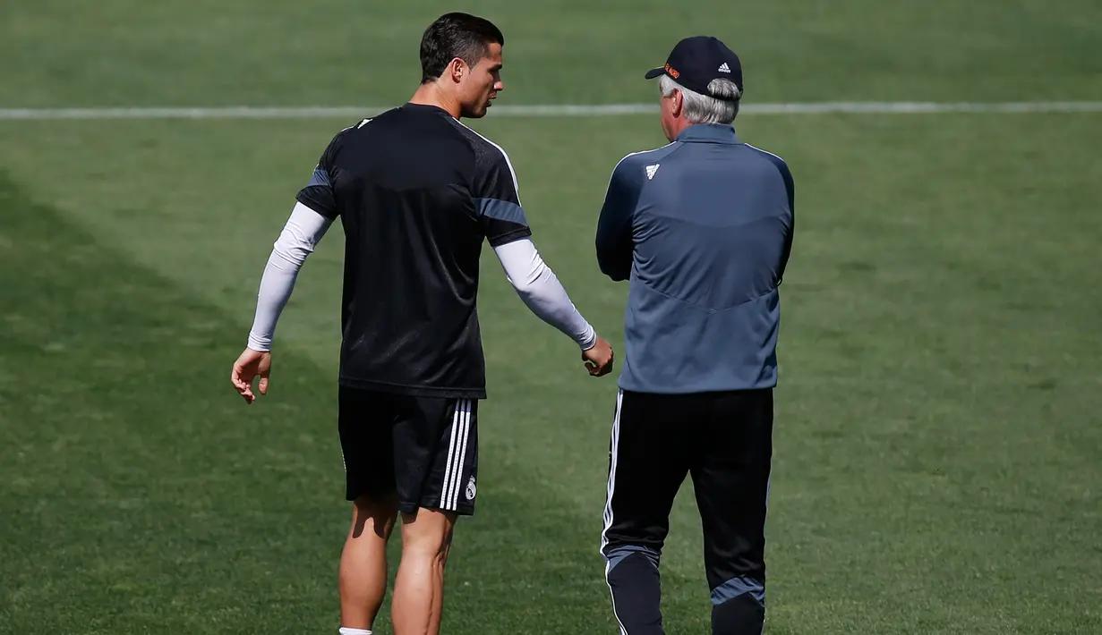 Cristiano Ronaldo (kiri) berbincang dengan pelatih Carlo Ancelotti saat sesi latihan di Stadion Santiago Bernabeu, Spanyol (12/5/2015). Real Madrid akan menantang Juventus di leg kedua semifinal Liga Champions. (Reuters/ Juan Medina)