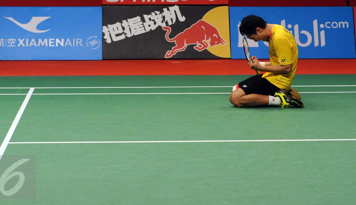 Ganda putra Indonesia, Mohammad Ahsan melakukan selebrasi usai mengalahkan Liu Xiaolong/QiuZihan (Tiongkok) di final Total BWF World Championships 2015, Jakarta, Minggu (16/8/2015). Ahsan/Hendra unggul 21-17, 21-14. (Liputan6.com/Helmi Fithriansyah)
