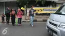 Pejalan kaki menyeberang meski terdapat tulisan agar tidak menyeberang sembarangan di jalan raya Lenteng Agung, Jakarta (3/12). Ironisnya, tak jauh dari lokasi terdapat Jembatan Penyeberangan Orang (JPO) yang masih berfungsi. (Liputan6.com/Yoppy Renato)