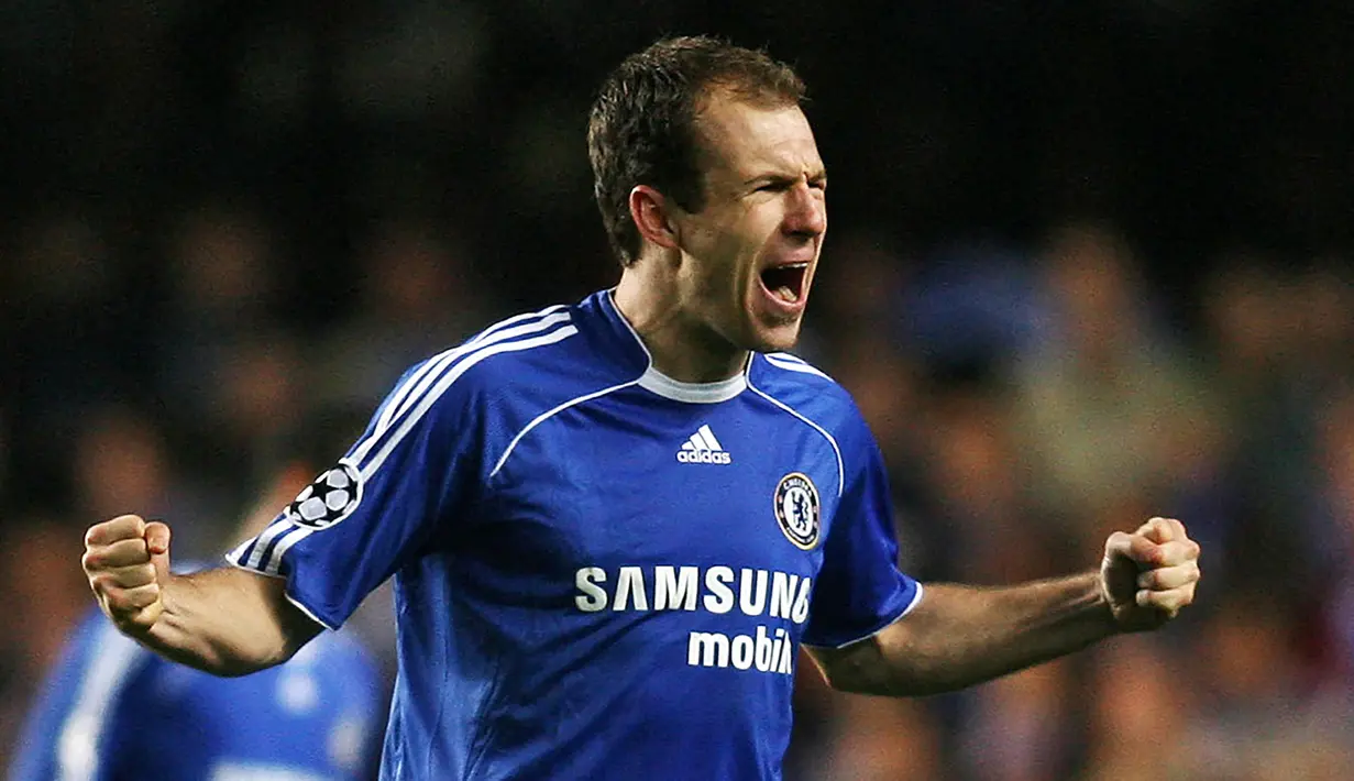 Chelsea. Arjen Robben diboyong Chelsea selama 3 musim, mulai 2004/2005 hingga 2006/2007. Ia sukses besar di Chelsea dengan meraih 2 trofi Premier League, 1 trofi Piala FA dan 2 trofi Piala Liga. Total bermain dalam 106 laga dengan torehan 19 gol dan 22 assists. (Foto: AFP/Chris Young)