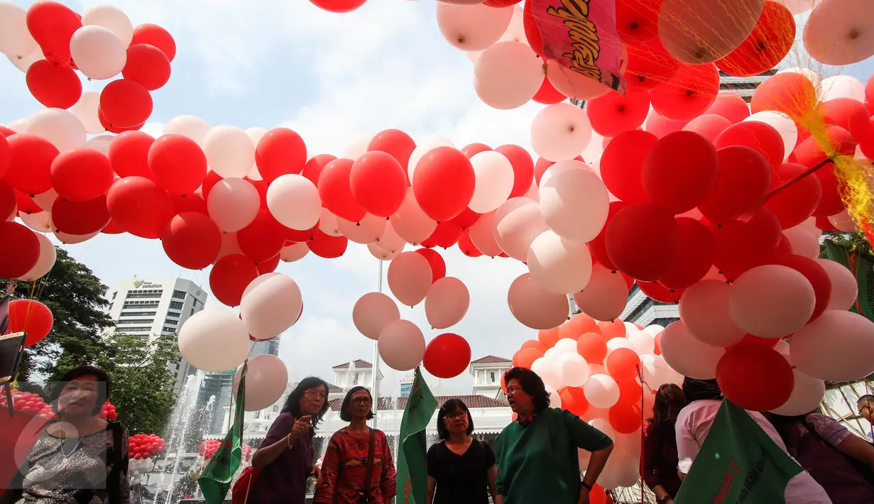 Komunitas Perempuan Peduli Kota Jakarta membawa ribuan balon merah putih ke halaman Balai Kota DKI Jakarta, Senin (8/5). Balon itu merupakan bentuk dukungan untuk Basuki T Purnama atau Ahok yang akan menjalani sidang putusan. (Liputan6.com/Faizal Fanani)