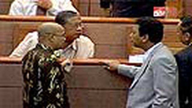 Rapat paripurna DPR akhirnya menyetujui Darmin Nasution sebagai Gubernur BI meski dua fraksi memilih walkout yakni F-PDIP dan F-Hanura. 