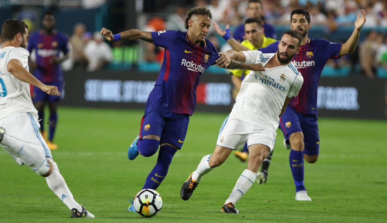Striker Barcelona, Neymar, berebut bola dengan bek Real Madrid, Dani Carvajal pada laga ICC 2017 di Stadion Hard Rock, Miami, AS (29/7/2017). Barcelona menang 3-2 atas Real Madrid. (AP/Marc Serota)
