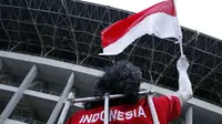 Seorang suporter Timnas Indonesia sebelum memasuki Stadion Utama Gelora Bung Karno pada laga kualifikasi Piala Dunia 2014 antara Indonesia dan Turkmenistan di Jakarta, Kamis 28 Juli 2011. FOTO ANTARA/Sigid Kurniawan