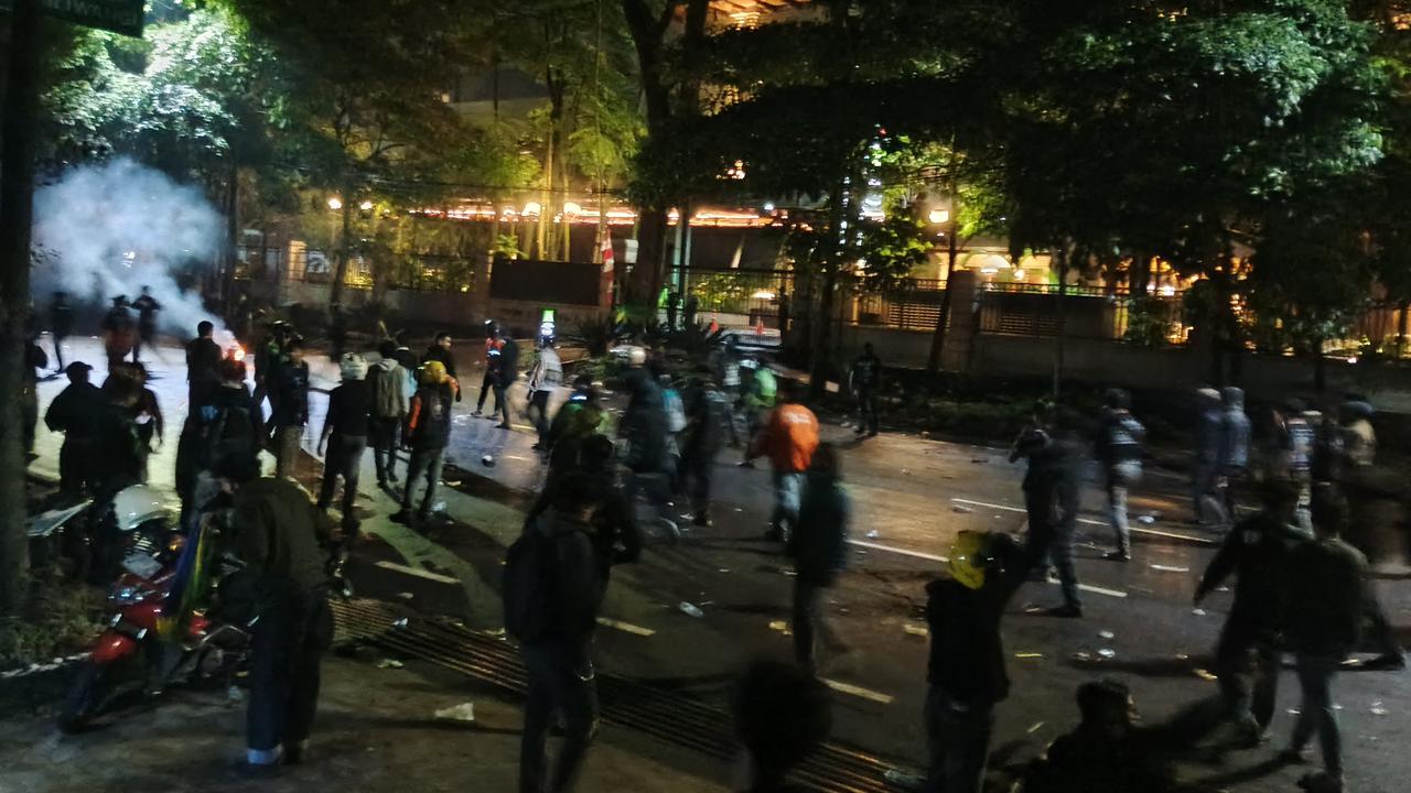 Situasi Terkini Demo Depan DPRD Jabar, Massa Berhamburan ke Gedung Sate Usai Ditembakkan Gas Air Mata