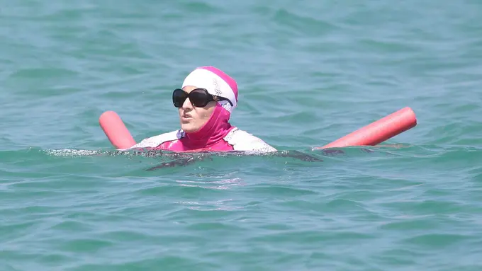 Kasihan, Berenang Pakai Burkini Cewek Ini Didenda Rp7 Juta