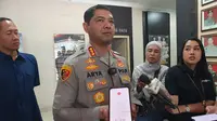 Kapolres Metro Depok Kombes Arya Perdana memberi pernyataan terkait dugaan meninggalnya korban usai sedot lemak di sebuah klinik Depok. (Liputan6.com/Dicky Agung Prihanto)