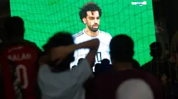 Suporter timnas Mesir menyaksikan tim kesayangannya melawan Rusia pada putaran kedua pertandingan grup A Piala Dunia di Kairo, Selasa (19/6). Meski sudah diperkuat Mohamed Salah, Mesir tetap tak dapat menghindari kekalahan atas Rusia 1-3. (AP/Amr Nabil)