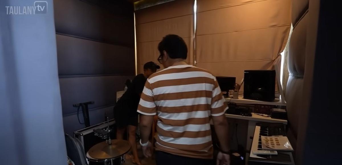 8 Potret Studio Ayudia Bing Slamet dan Ditto Percussion yang Kini Tinggal di Bali, Tampak Minimalis - Ada Balkon dengan Pemandangan Indah