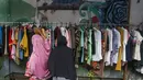 Bantuan yang dibagikan berupa pakaian layak pakai dan bahan makanan yang berasal dari sumbangan warga sekitar. Tampak dalam foto, warga memilih pakaian layak pakai yang dibagikan secara cuma-cuma di permukiman RT 02/RW 04 kawasan Jati Padang, Jakarta, Jumat (6/3/2026). (merdeka.com/Arie Basuki)