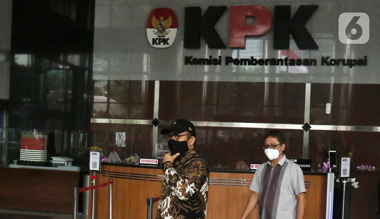 Pegawai KPK yang tidak lolos tes wawasan kebangsaan (TWK) Novel Baswedan (kiri) meninggalkan Gedung KPK di Jakarta, Kamis (30/9/2021). 57 + 1 pegawai KPK yang tak lolos TWK untuk alih status ASN diberhentikan dengan hormat per 30 September 2021. (Liputan6.com/Herman Zakharia)