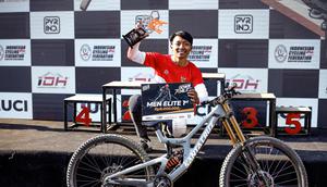 Downhiller Dayu Racing Team, Rendy Varera Sanjaya, berpose di podium usai menjuarai&nbsp;kelas utama Men Elite 76 Indonesian Downhill 2023. Rendy&nbsp;mencatat waktu tercepat 3:15,946 menit pada final run di Ternadi Bike Park, Kudus, Jawa Tengah, Minggu, 1 Oktober. (foto: istimewa)
&nbsp;
&nbsp;