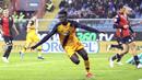 Felix Afena-Gyan memberikan kebahagiaan bagi fans AS Roma dengan dua gol yang dicetaknya ke gawang Genoa. Afena-Gyan juga menjadi pemain termuda yang mencetak brace di lima liga top Eropa musim 2021/2022. (AP/LaPresse/Tano Pecoraro)