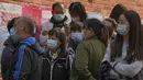 Warga yang memakai masker berkumpul di tempat vaksinasi untuk menerima suntikan booster di Beijing, Senin (25/10/2021). Sebuah provinsi di China barat laut yang sangat bergantung pada pariwisata menutup semua lokasi wisata pada Senin setelah menemukan kasus baru COVID-19 (AP Photo/Andy Wong)
