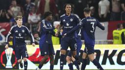 Pemain Manchester United, Leny Yoro (kedua kanan) melakukan selebrasi setelah mencetak gol penyeimbang 1-1 ke gawang Lyon dalam laga leg 1 perempat final Liga Europa 2024/2025 di Parc Olympique Lyonnais Groupama stadium, Decines-Charpieu, Prancis. (AP Photo/Thibault Camus)