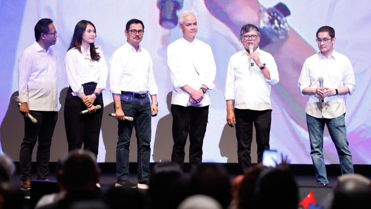 Ganjar juga mengungkapkan sejumlah alumni telah bekerja sama dengannya dalam merumuskan solusi untuk tantangan-tantangan besar yang dihadapi oleh Republik Indonesia.<br>