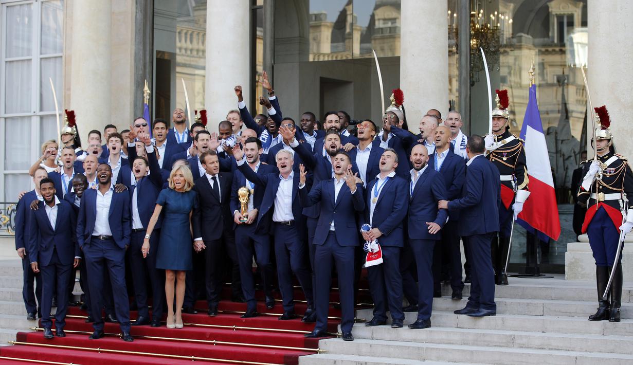 Presiden Prancis, Emmanuel Macron beryanyi bersama pemain dan official Les Bleus di Elysee Presidential Palace, Paris, (16/7/2018). Prancis berpesta merayakan keberhasilan Les Bleus meraih trofi Piala Dunia 2018. (AP/Francois Mori)