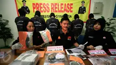 Kasat Resnarkoba Kompol Sugeng Riyadi (tengah) menunjukan barang bukti saat gelar perkara kasus Narkoba di Polresta Yogyakarta, (3/3/16).Pada gelar perkara tersebut , terjaring 6 orang tersangka.(Boy Harjanto)