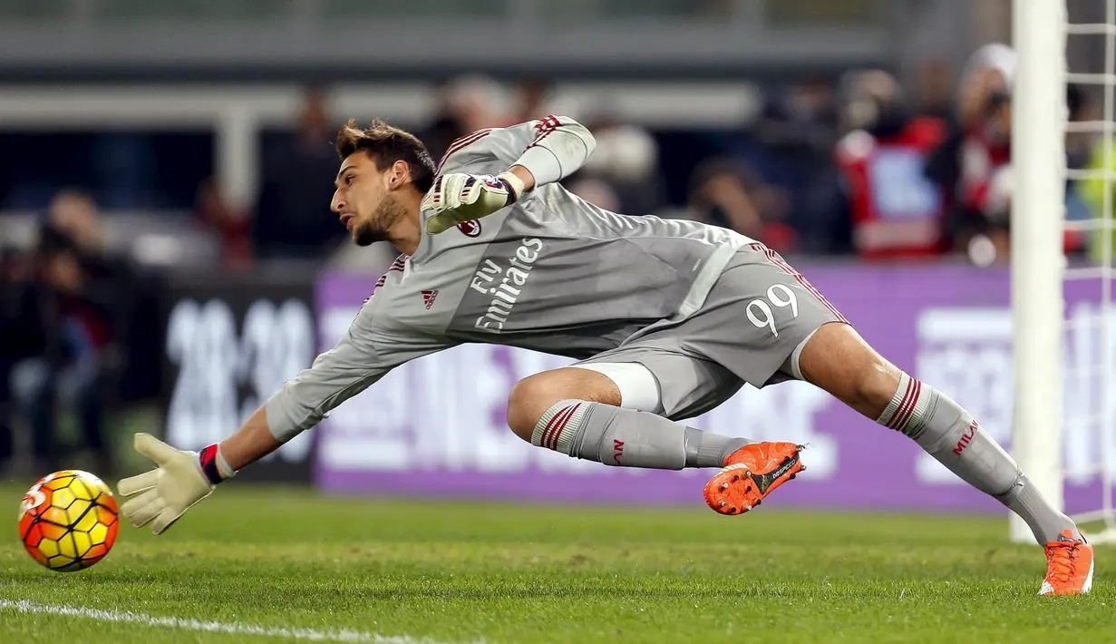 Kiper AC Milan, Gianluigi Donnarumma berusaha menghalau bola yang masuk kegawang pada lanjutan liga serie A di Olimpico Stadium, Italia (1/2/2015). AC Milan menang atas Lazio dengan skor 1-3. (REUTERS/Giampiero Sposito)