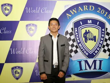 Rio Haryanto usai menerima penghargaan pada acara IMI Awards di Hotel Borobudur, Jakarta, Kamis (17/12/2015). (Bola.com/Nicklas Hanoatubun)