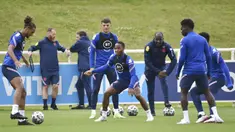 Pemain Inggris Raheem Sterling (tengah) melihat bola selama sesi latihan di St George's Park, Burton upon Trent, Inggris, Senin (5/7/2021). Inggris akan melawan Denmark pada pertandingan semifinal Euro 2020. (AP Photo/Rui Vieira)