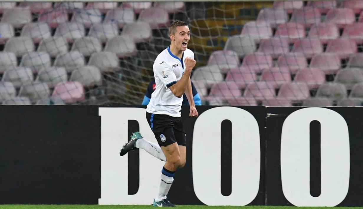 Pemain Atalanta, Timothy Castagne merayakan golnya ke gawang Napoli pada laga perempat final Coppa Italia di San Paolo stadium, Naples, (2/1/2018). Napoli kalah dari Atalanta 1-2. (Ciro Fusco/ANSA via AP)