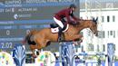 Atlet ketangkasan berkuda Qatar, Althani Al mengendalikan kuda bernama Sirocco saat final round 1 individual jumping Asian Games 2018 di Jakarta, Kamis (30/8). Harga Sirocco sekitar 20 juta euro atau lebih dari Rp 345 miliar. (Merdeka.com/Arie Basuki)