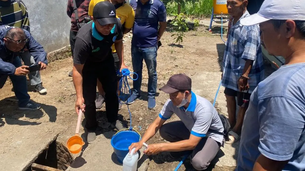 Sejumlah sumur warga Pesantren Kediri tercemar minyak. (humas.polri.go.id)