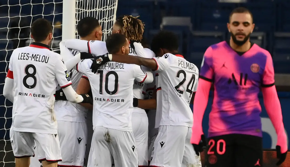 Para pemain OGC Nice merayakan gol penyeimbang 1-1 yang dibuat gelandang Rony Lopes ke gawang Paris Saint-Germain dalam laga lanjutan Liga Prancis 2020/21 pekan ke-25 di Parc des Princes Stadium, Paris, Sabtu (13/2/2021). Nice kalah 1-2 dari Paris Saint-Germain. (AFP/Franck Fife)