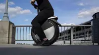 Pengguna Moto Pogo mencondongkan tubuhnya ke depan untuk menggerakan kendaraan bergerak maju.