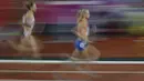 Pelari asal Belanda, Anouk Vetter (kanan) beradu cepat dengan lawannya pada cabang 800m putri heptathlon athletics saat kejuaraan IAAF World Championships di London Stadium, London, (5/8/2017). (AFP/Adrian Dennis)
