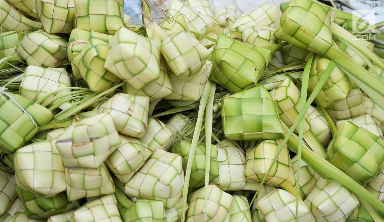 Ramainya Pedagang Kulit Ketupat Di Pasar Lenteng Agung Bisnis