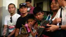 Ayah Mary Jane, Caesar Veloso (kedua kiri) membawa dua anak Mary Jane saat berkunjung ke LP Kelas IIA Wirogunan Yogyakarta, Selasa (12/1/2016). Kunjungan keluarga untuk memperingati HUT ke-31 Mary Jane pada 10 Januari lalu. (Foto:Boy Harjanto)