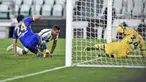 Pemain Juventus Alex Sandro (tengah) mencetak gol ke gawang Parma pada pertandingan Serie di Stadion Allianz Turin, Italia, Rabu (21/4/2021). Juventus menang 3-1. (Piero Cruciatti/LaPresse via AP)