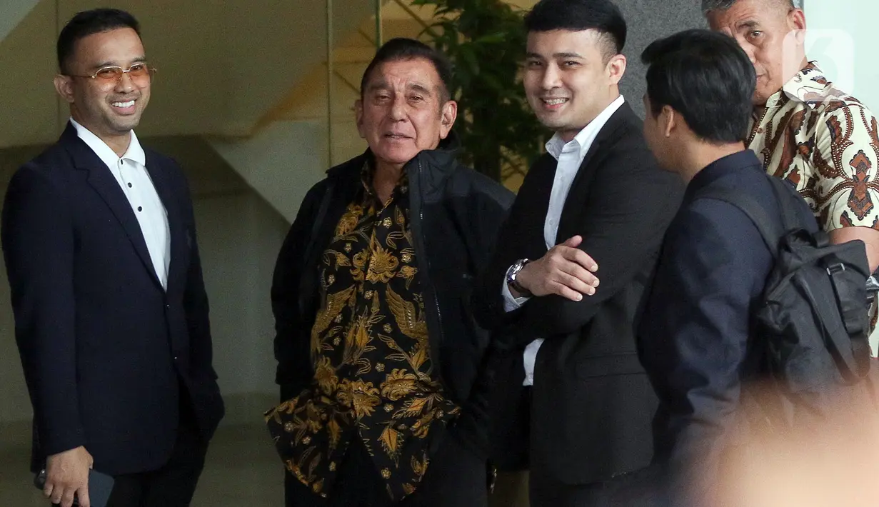 Ketua Umum Pemuda Pancasila (PP) Japto Soerjosoemarno (kedua kiri) bersiap meninggalkan Gedung Merah Putih Komisi Pemberantasan Korupsi (KPK) usai menjalani pemeriksaan di Jakarta, Rabu (26/2/2025). (Liputan6.com/Herman Zakharia)