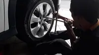 Jangan Asal, Begini Cara Mengencangkan Mur Roda Mobil yang Benar dan Aman