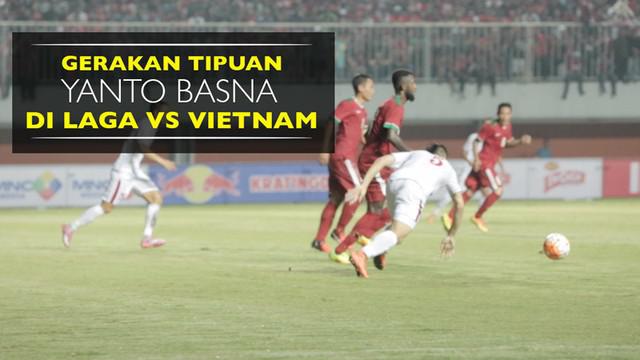 Video gerakan tipuan bek Timnas Indonesia, Yanto Basna, yang membuat pemain Vietnam, Sam Ngoc Duc, terjatuh.
