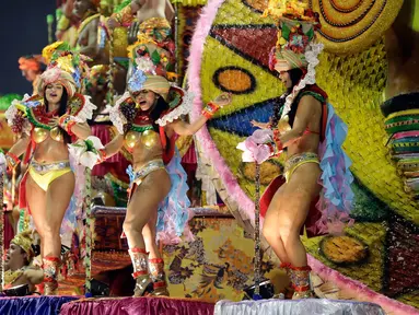 Penari dari sekolah samba Colorado do Bras tampil di atas kendaraan hias saat parade karnaval di Sao Paulo, Brasil (1/3). Karnaval Sao Paulo yang rutin diadakan setiap tahun ini merupakan ajang kompetisi tari samba di Brasil.  (AP Photo/Andre Penner)
