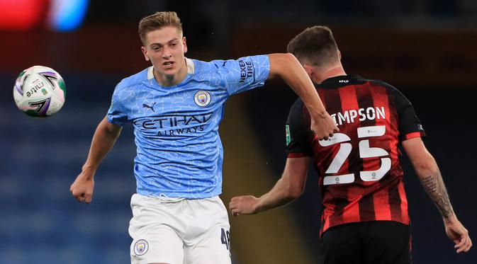 Liam Delap. Gelandang Manchester City asal Inggris ini adalah anak kandung dari Rory Delap, mantan bintang Stoke City. Ia menjalani debutnya di Premier League saat melawan Leicester City pada 27 September 2020. Ia berusia 17 tahun, 7 bulan , dan 19 hari dalam laga tersebut. (AFP/Mike Egerton/Pool)