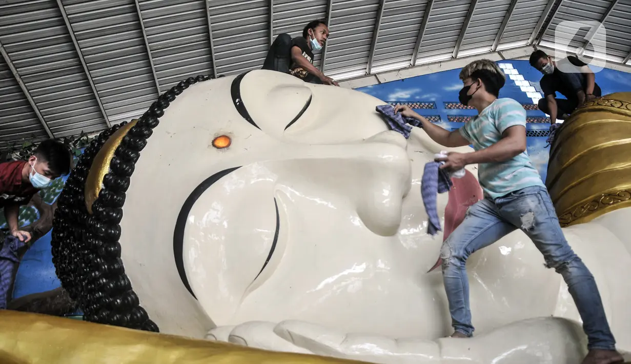 Warga keturunan Tionghoa membersihkan Patung Buddha Tidur di Wihara Buddha Dharma & 8 Pho Sat, Tajur Halang, Bogor, Jawa Barat, Minggu (23/1/2022). Kegiatan gotong royong membersihkan Patung Buddha Tidur ini merupakan tradisi dalam rangka menyambut Tahun Baru Imlek. (merdeka.com/Iqbal S. Nugroho)