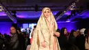 Peragaan busana rancangan milik Lyra Virna justru berbeda konsep dengan yang lainnya. Pakaian gamis yang berkesan syar'i diperagakan oleh sederet aktris terkenal tanah air. (Andy Masela/Bintang.com)